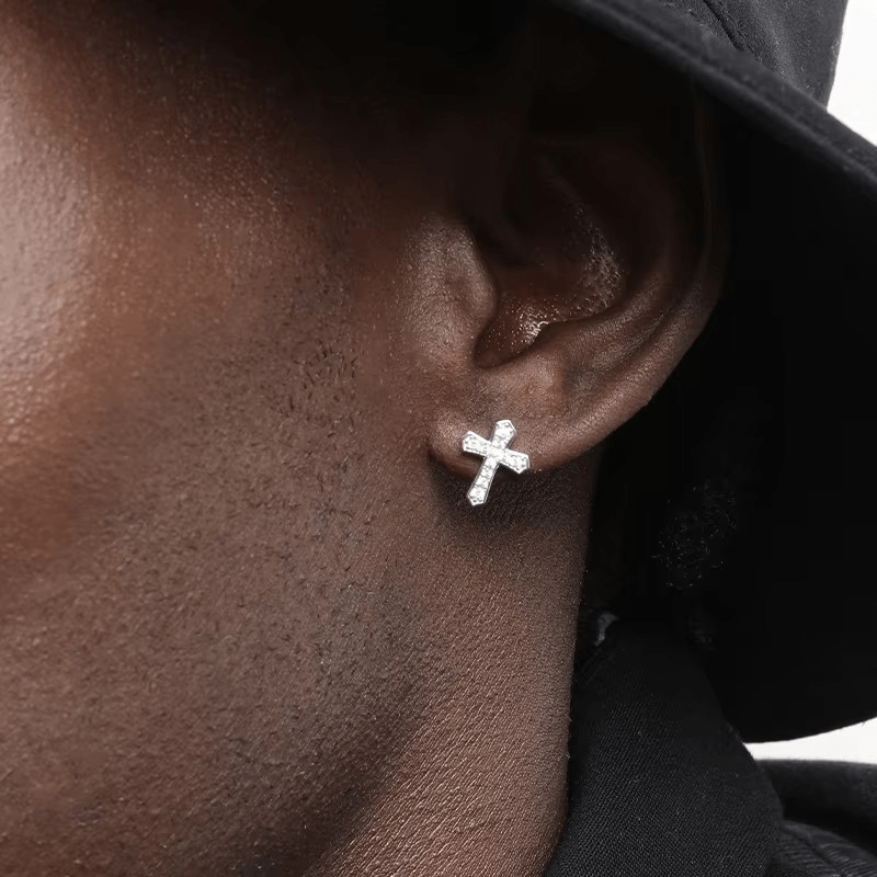 Boucles d’Oreilles Croix Diamant – Style Luxe et Brillance