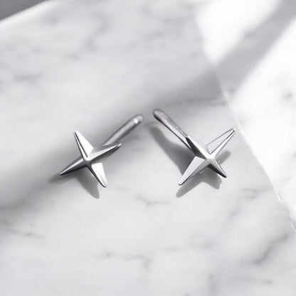 Boucles d’Oreilles Clous – Croix Stylisée en Acier Inoxydable Argenté