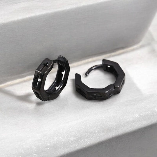 Boucles d’Oreilles Créoles – Anneau avec Croix Gravée en Acier