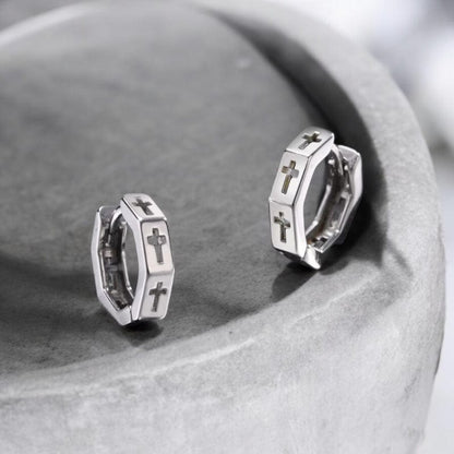 Boucles d’Oreilles Créoles – Anneau avec Croix Gravée en Acier
