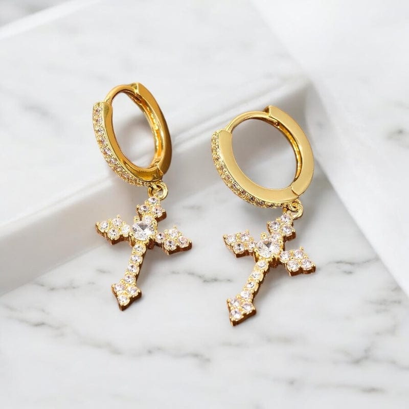 Boucles d’Oreilles Pendantes Croix Dorées – Look Urbain et Audacieux