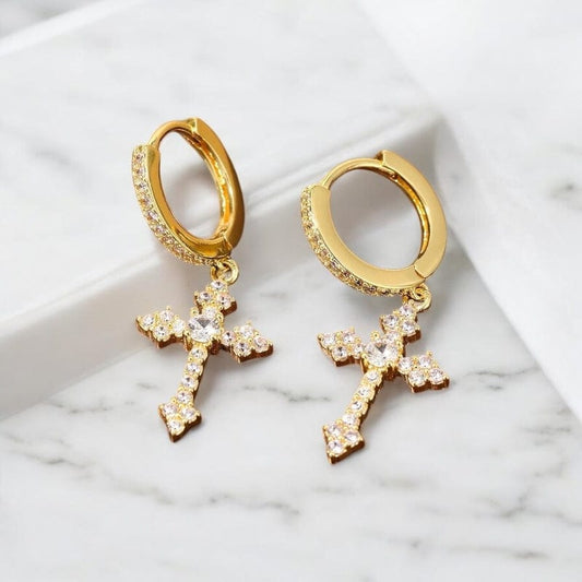 Boucles d’Oreilles Pendantes Croix Dorées – Look Urbain et Audacieux