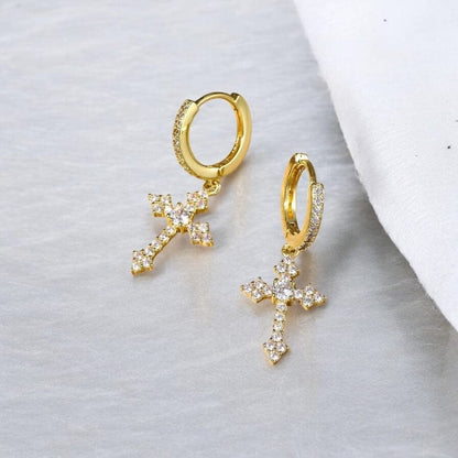Boucles d’Oreilles Pendantes Croix Dorées – Look Urbain et Audacieux