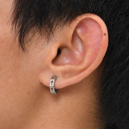 Boucles d’Oreilles Créoles – Anneau avec Croix Gravée en Acier