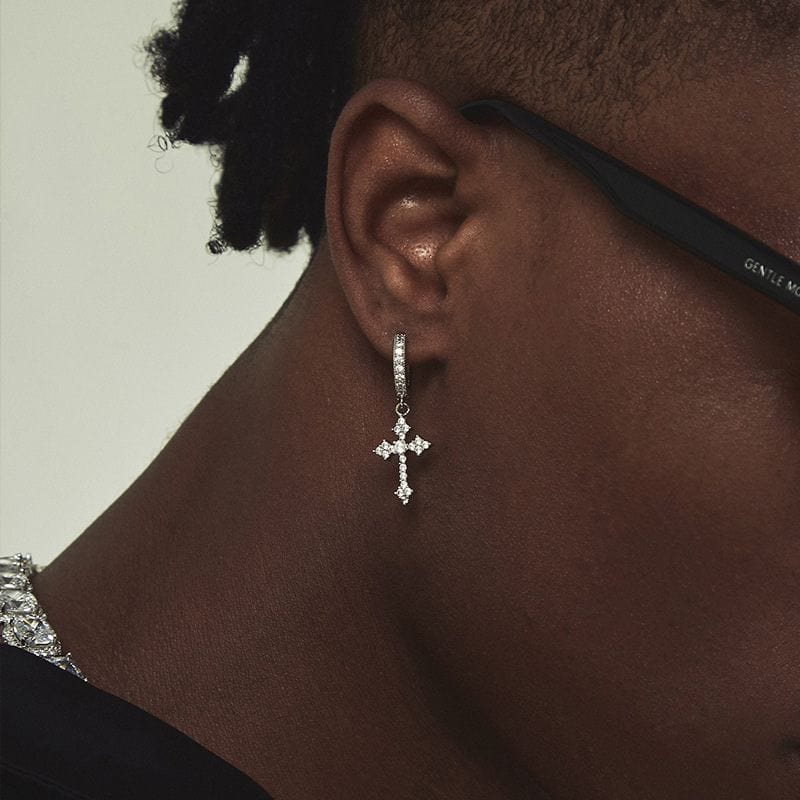 Boucles d’Oreilles Pendantes Croix Dorées – Look Urbain et Audacieux