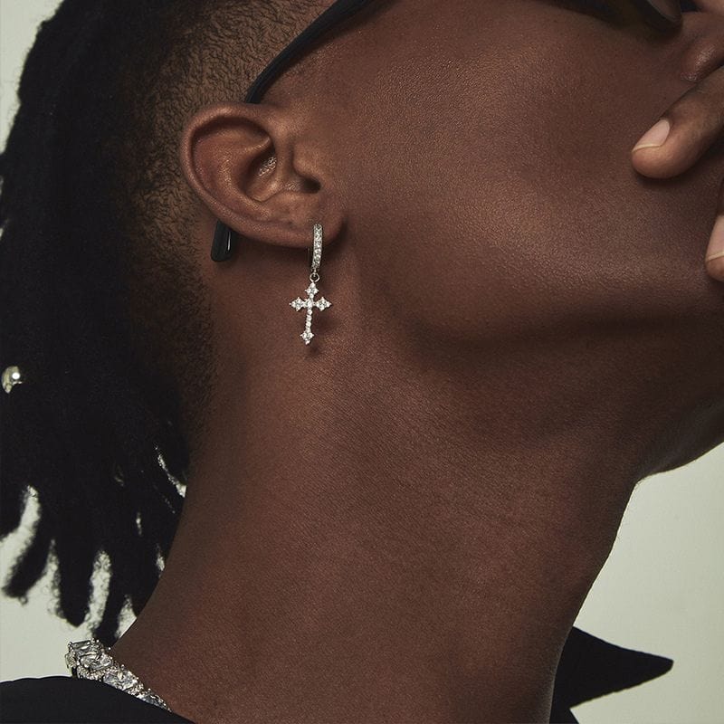 Boucles d’Oreilles Pendantes Croix Dorées – Look Urbain et Audacieux