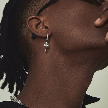 Boucles d’Oreilles Pendantes Croix Dorées – Look Urbain et Audacieux