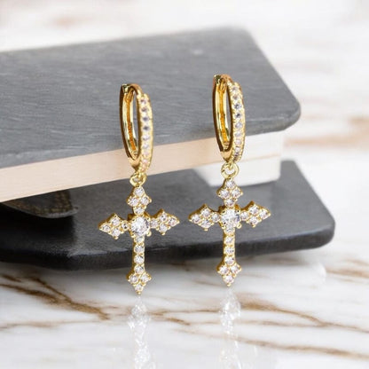 Boucles d’Oreilles Pendantes Croix Dorées – Look Urbain et Audacieux