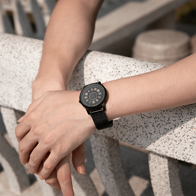 Montre Noire à Bille Magnétique